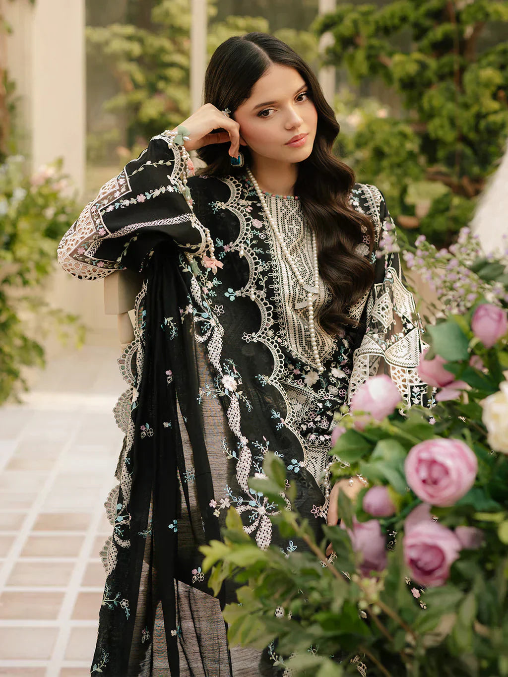 Behind the Seans: Lyallpur Fashion Ki Embroidered Collection Kyun Hai Sabse Khas?